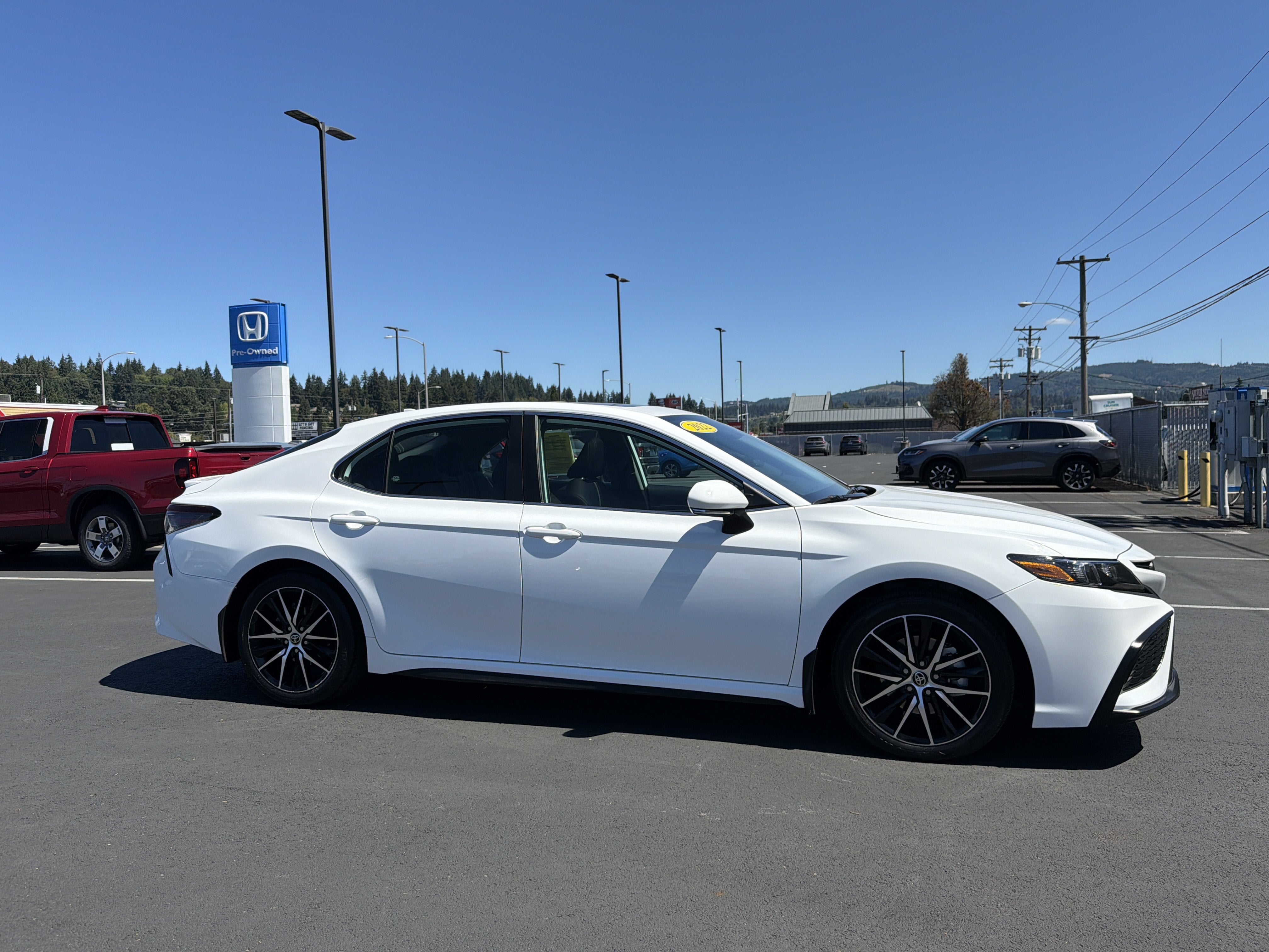 2022 Toyota Camry Hybrid SE