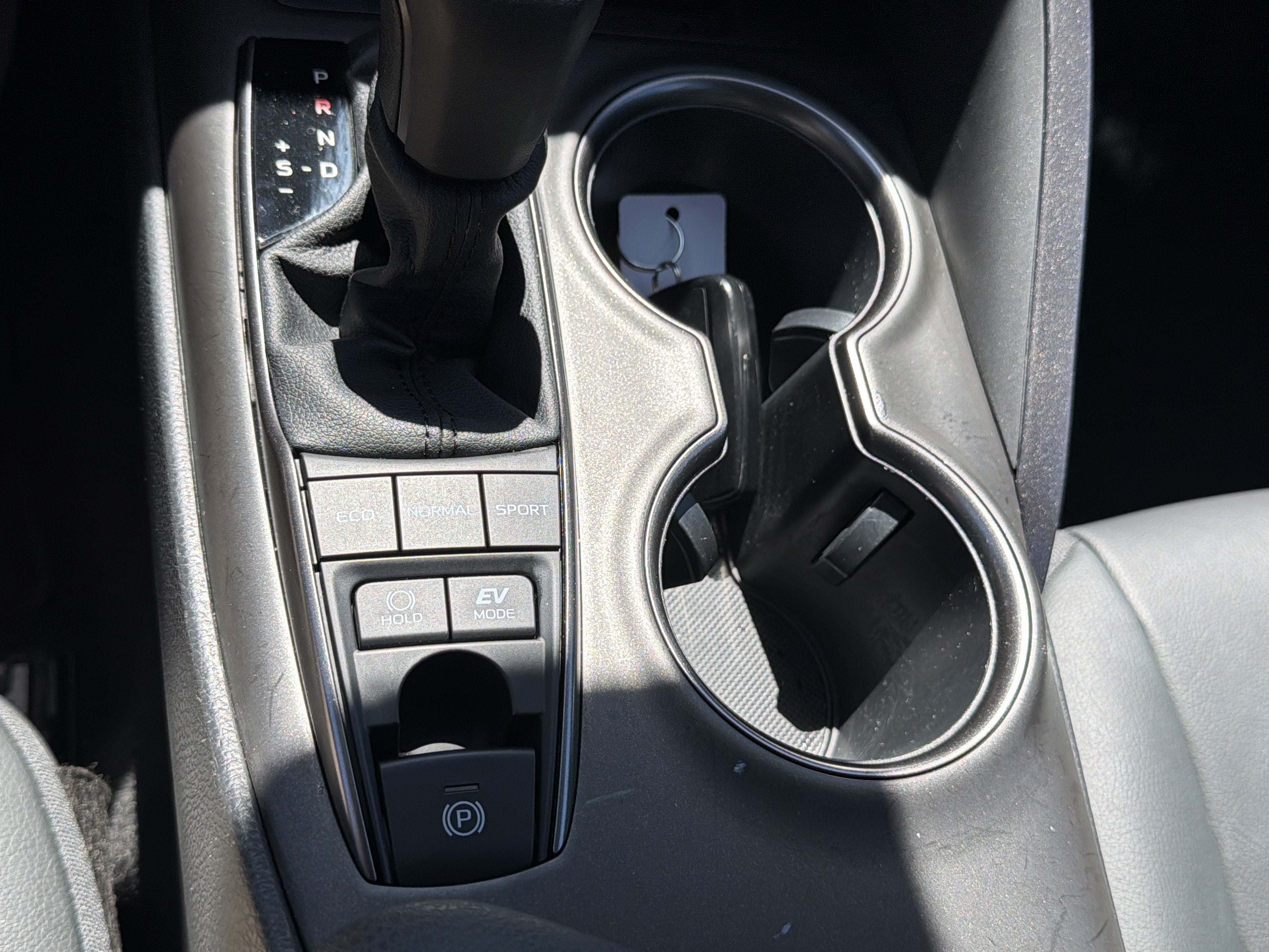 2022 Toyota Camry Hybrid SE