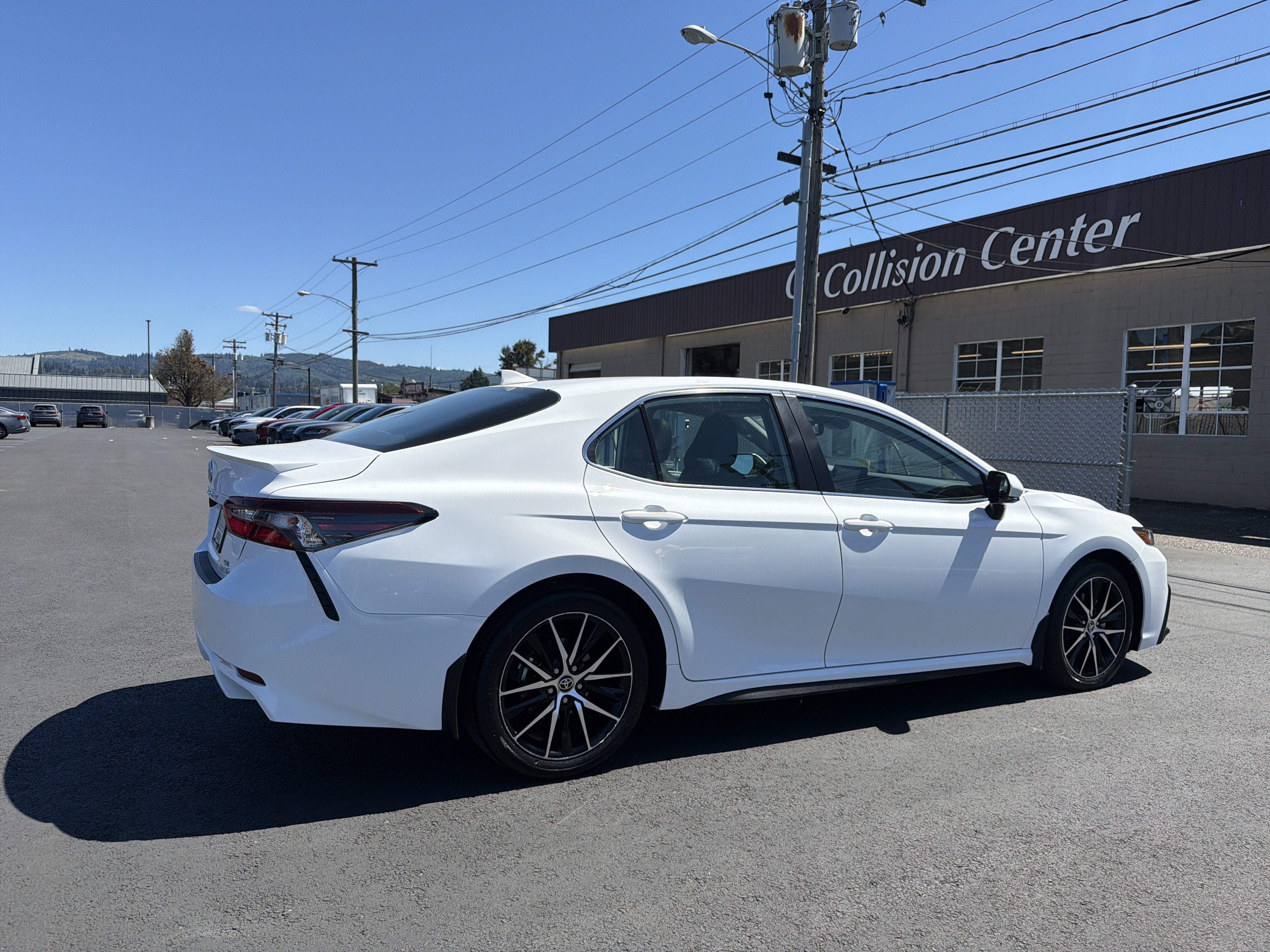 2022 Toyota Camry Hybrid SE