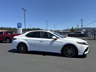 2022 Toyota Camry Hybrid SE