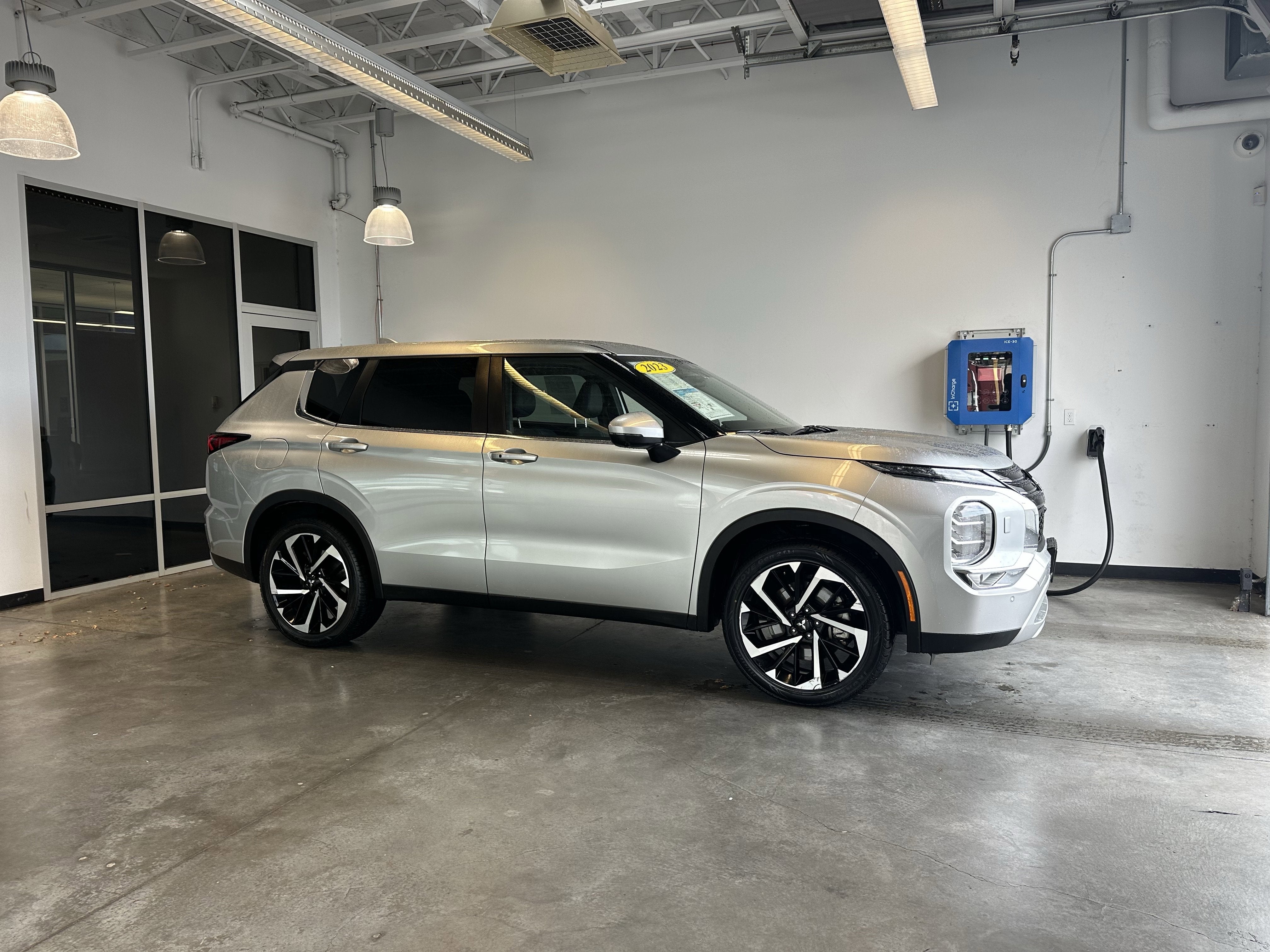 2023 Mitsubishi Outlander SE