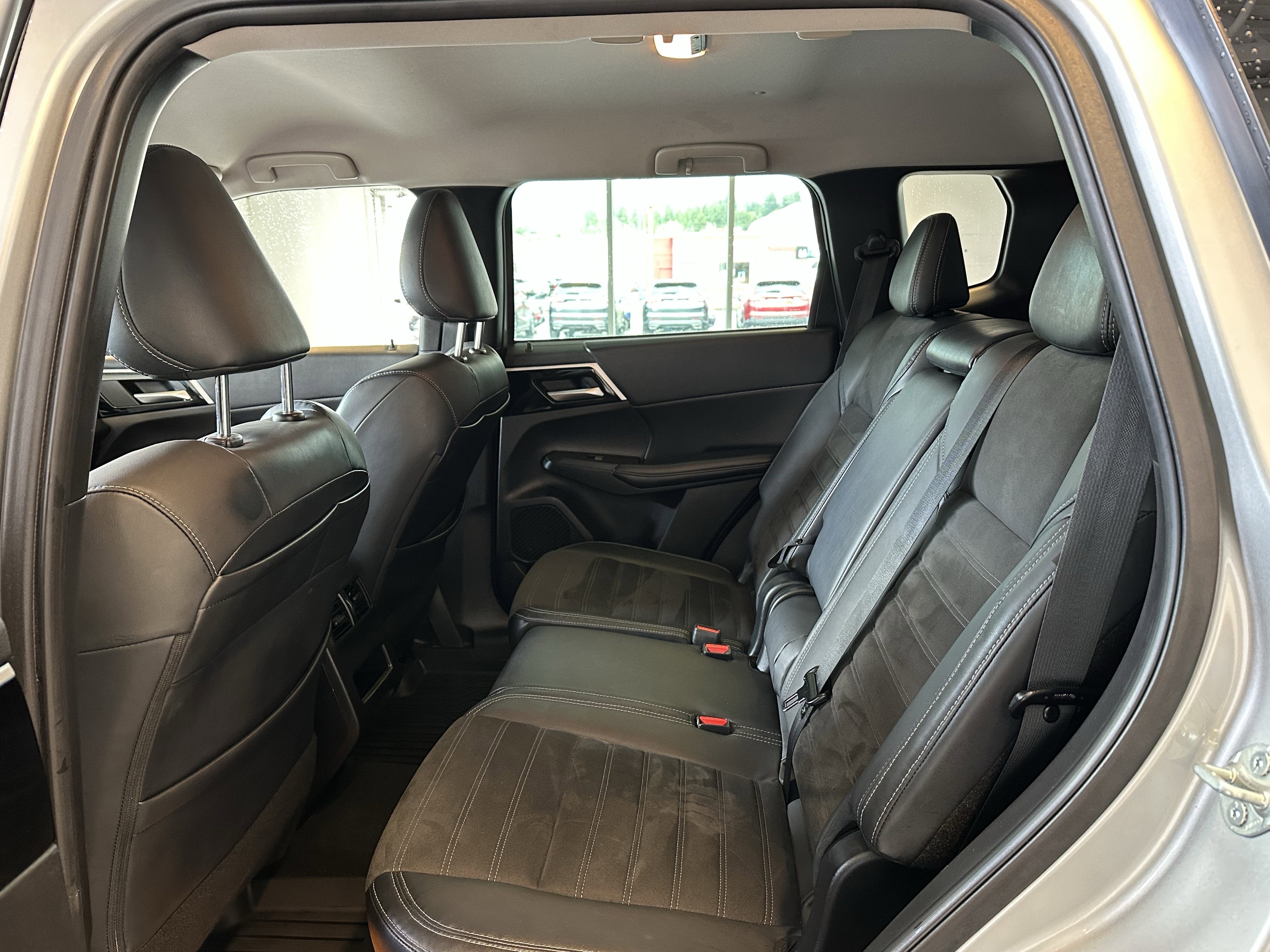 2023 Mitsubishi Outlander SE