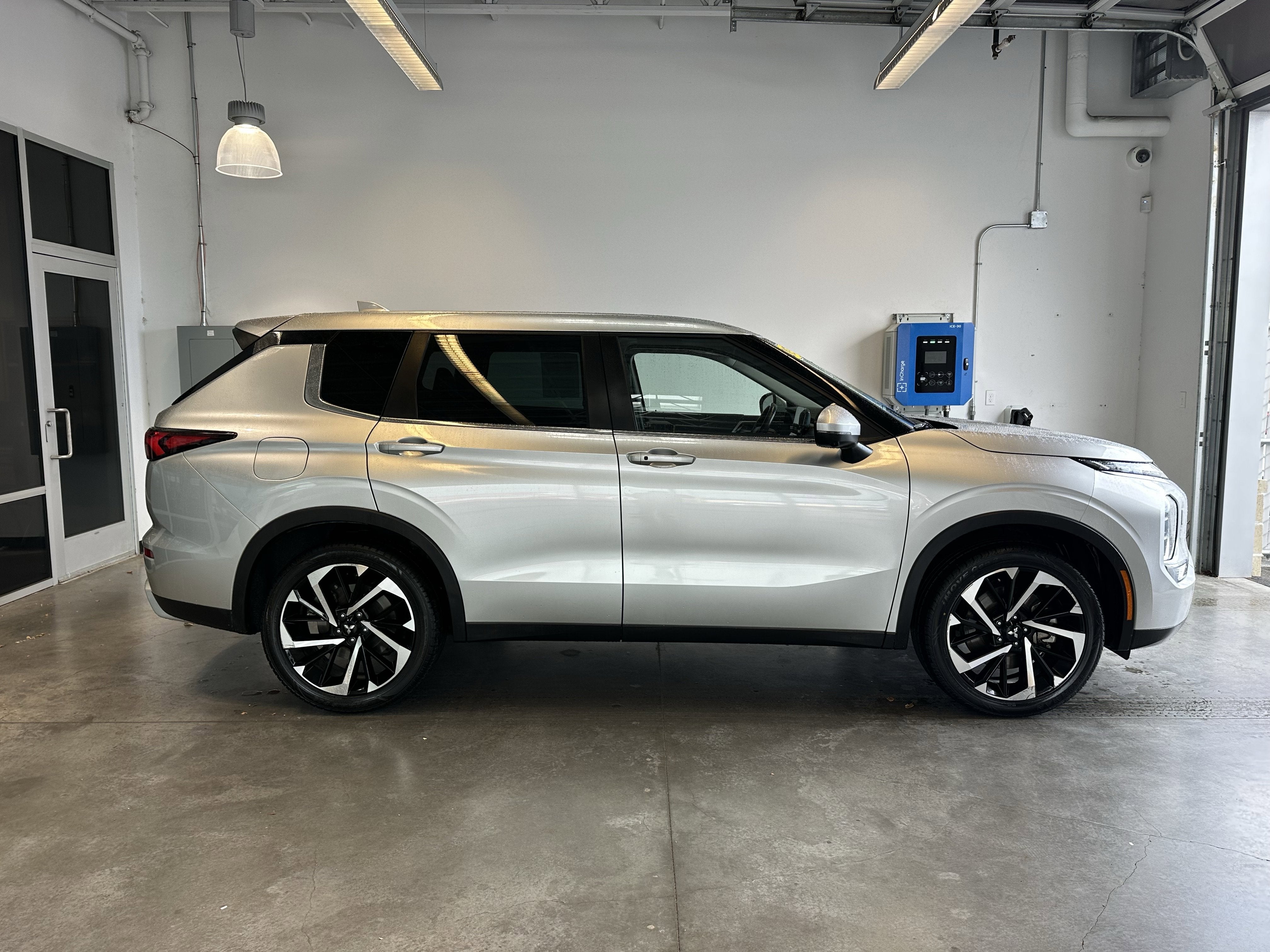 2023 Mitsubishi Outlander SE