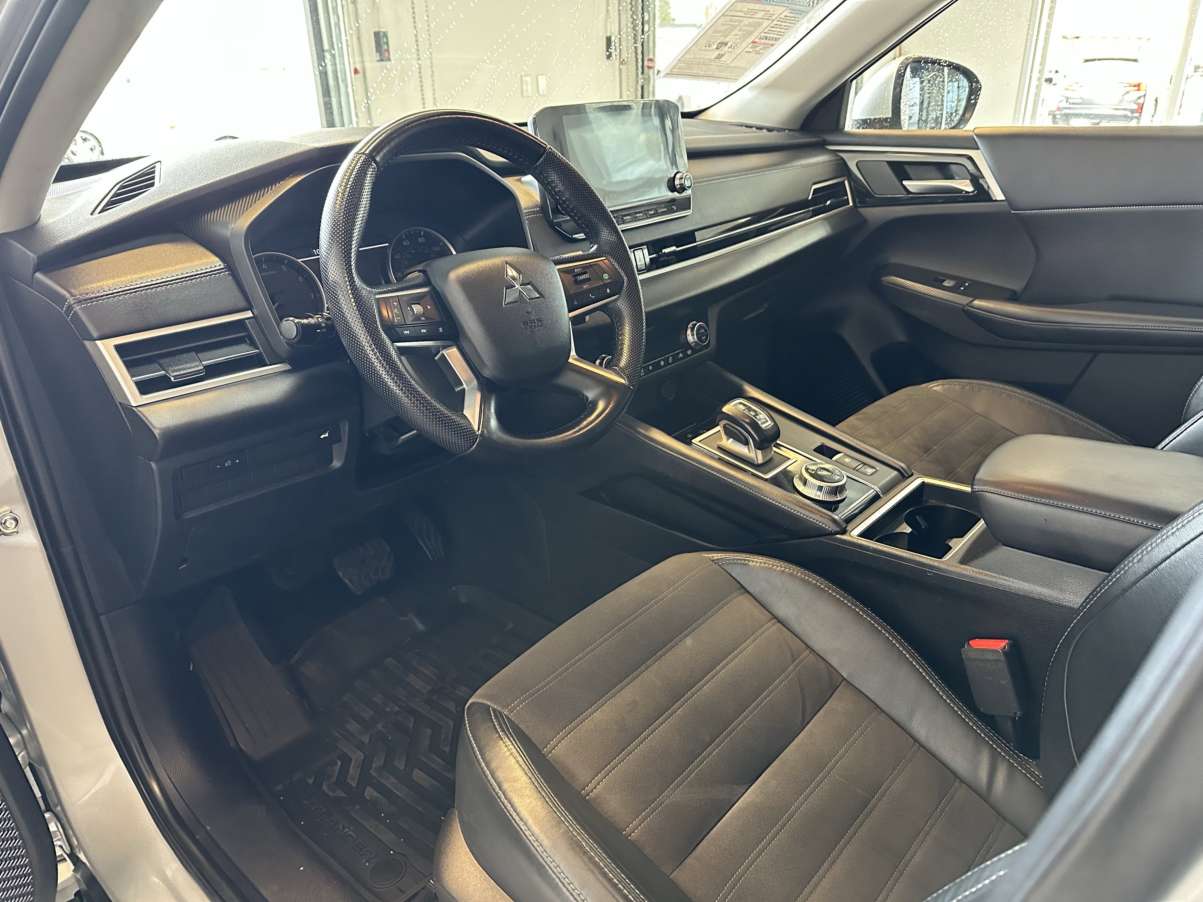 2023 Mitsubishi Outlander SE